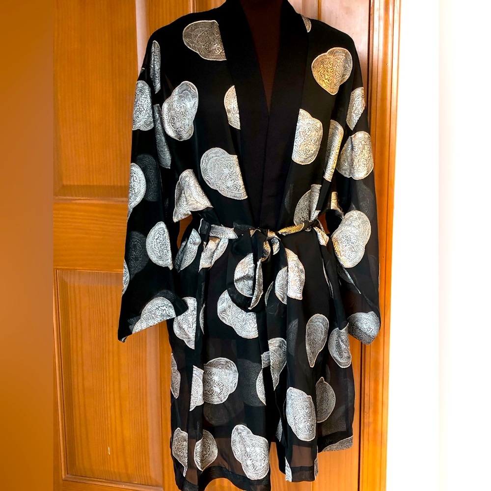 NWOT JOSIE robe/kimono szS Sheer Blk w/metallic medallions Inside tie and belted
